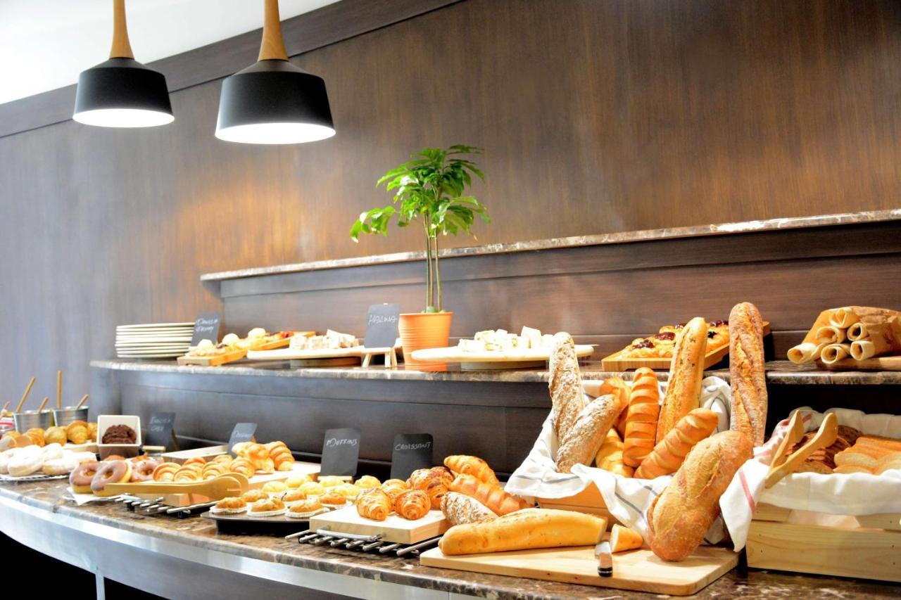 Radisson Blu Resort, Al Khobar Халф-Мун-Бей Екстер'єр фото A bread buffet at a hotel