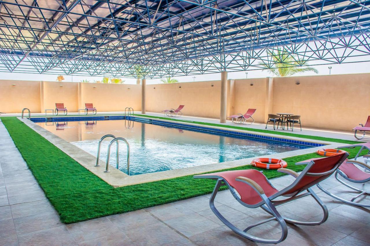 Radisson Blu Resort, Al Khobar Халф-Мун-Бей Екстер'єр фото Swimming pool at the hotel