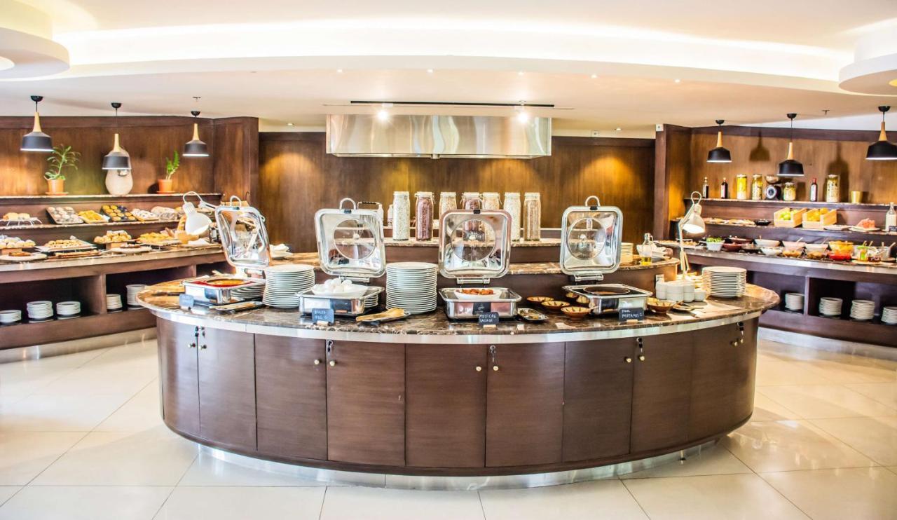 Radisson Blu Resort, Al Khobar Халф-Мун-Бей Екстер'єр фото A buffet at a hotel